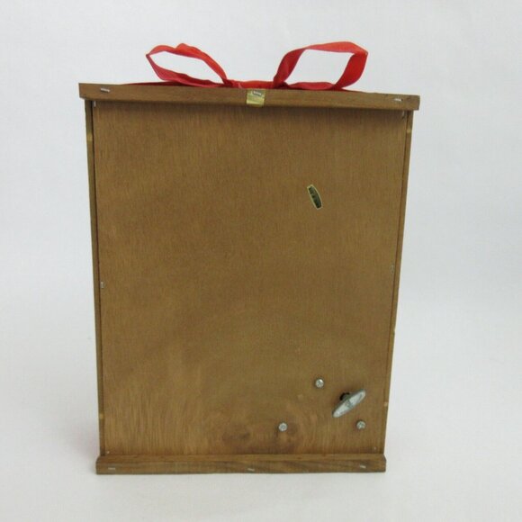 Santa’s Toy Shop Christmas Diorama Shadow Music Box Plays "It's a Small World" - Picture 8 of 12